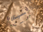 Sudadera Bordada Bridgerton – Estilo Vintage Regencycore 🪻🐝
