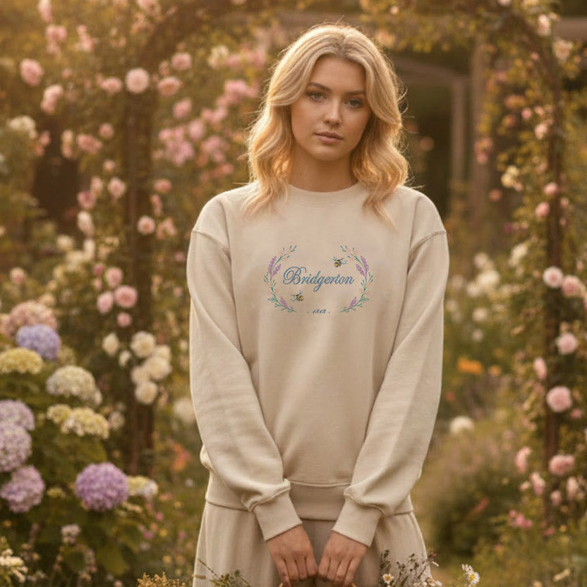 Sudadera Bordada Bridgerton – Estilo Vintage Regencycore 🪻🐝