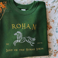 Rohan 🐴 – Sudadera bordada inspirada en los Rohirrim - Red Horizon Embroidery Rohan – Sudadera bordada inspirada en los Rohirrim