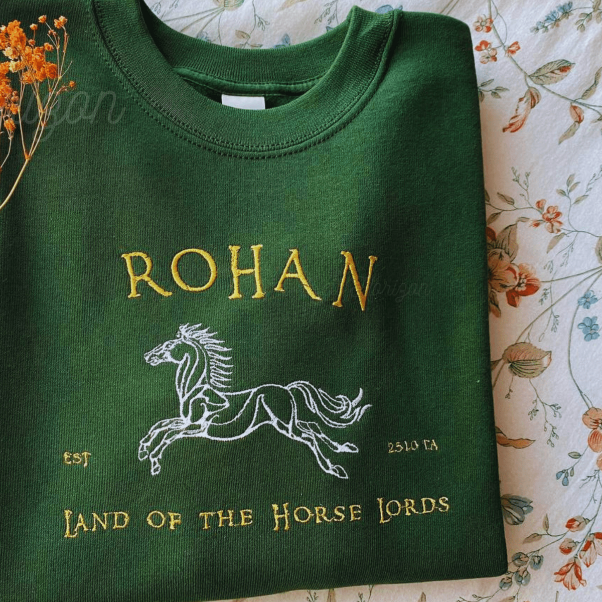 Rohan 🐴 – Sudadera bordada inspirada en los Rohirrim - Red Horizon Embroidery Rohan – Sudadera bordada inspirada en los Rohirrim